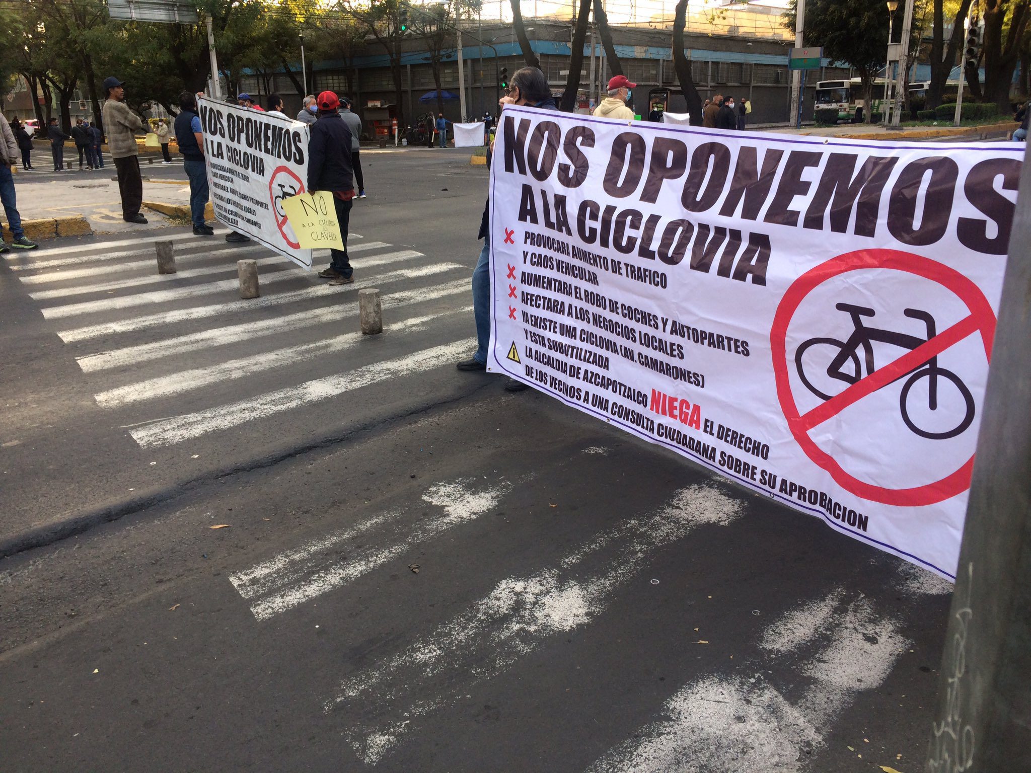 Vecinos de Azcapotzalco toman las calles al oponerse a ciclovía
