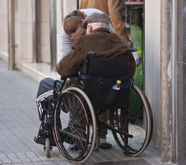 Lleva al banco a anciano muerto en silla de ruedas, para cobrar su pensión