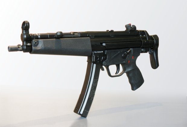 Tras una persecución en Tláhuac, policías detienen a dos personas con una subametralladora y droga