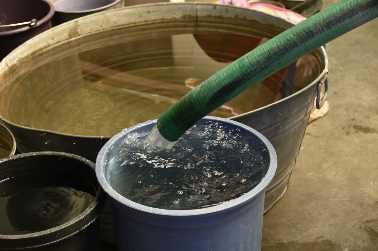 Hasta 5 millones de litros de agua reparten en Iztapalapa ante suspensión de suminsitro