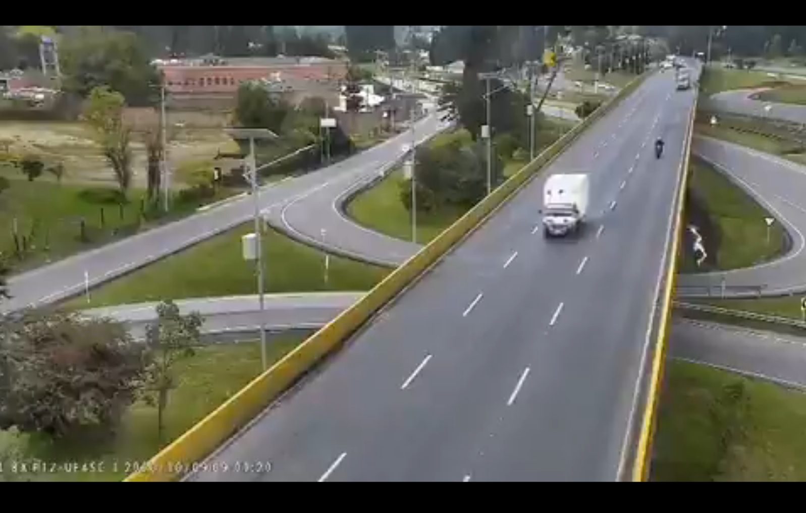 Indignación en Colombia tras muerte de un ciclista, tras ser atropellado y caer desde un puente #VIDEO