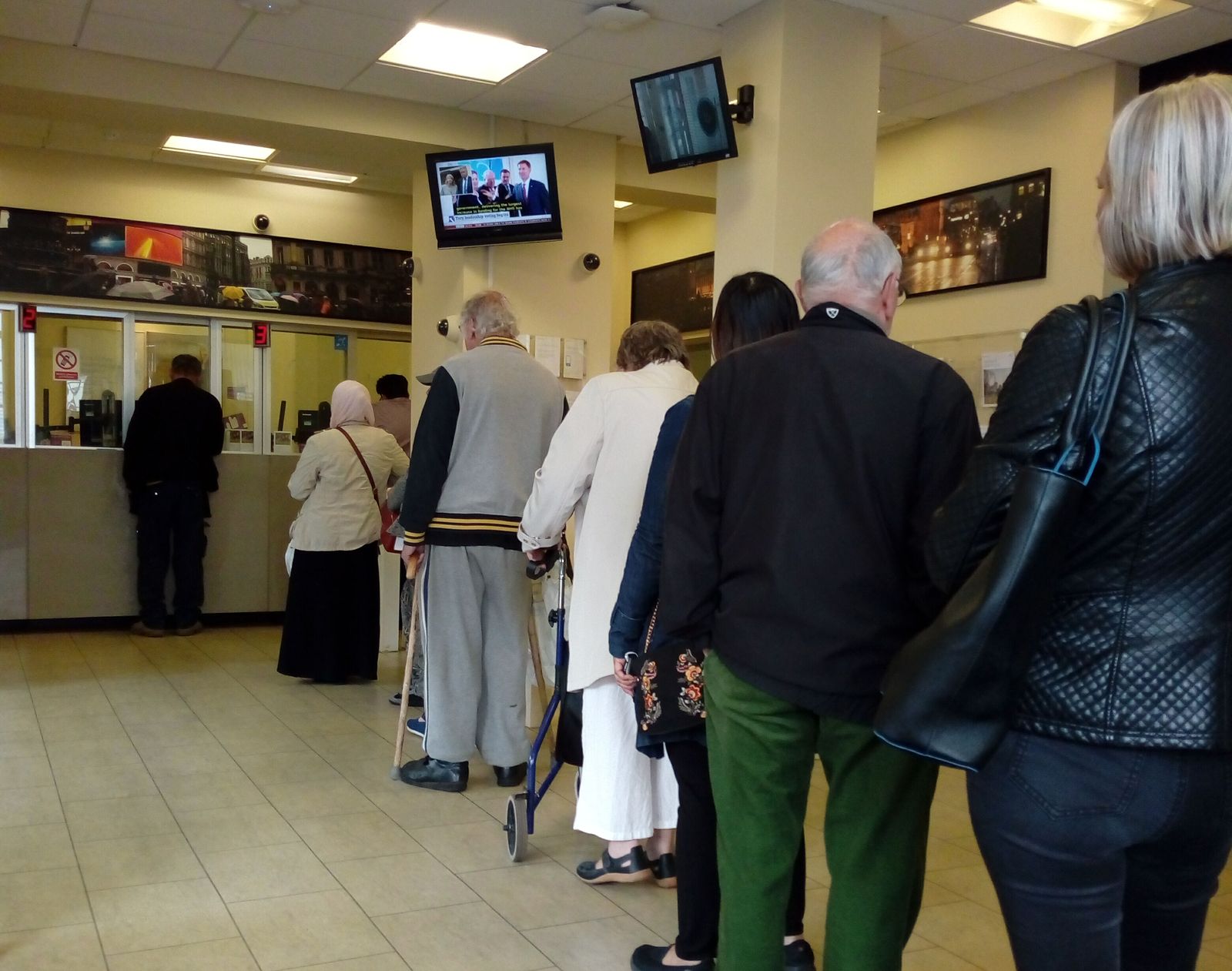 Pensionados del IMSS ya pueden cobrar su aguinaldo y pago de noviembre #VIDEO