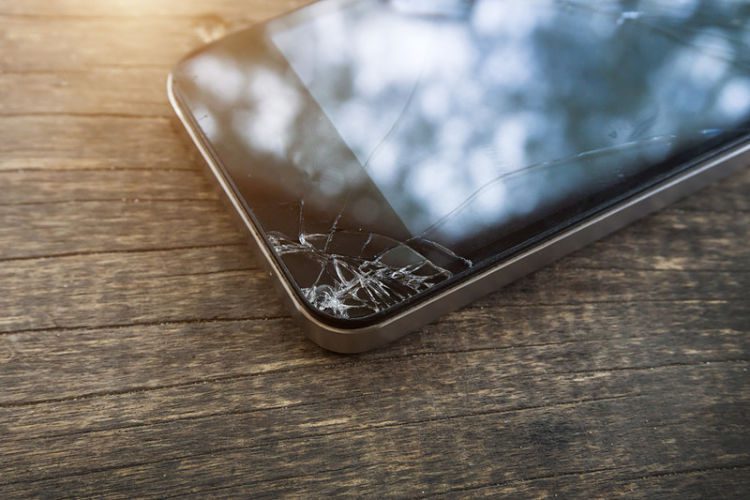 iPhone plegable podría reparar solo sus rayaduras en pantalla