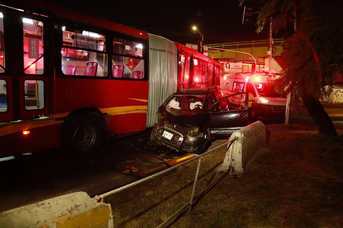 Al menos cinco lesionados por choque entre camioneta y unidad del Metrobús