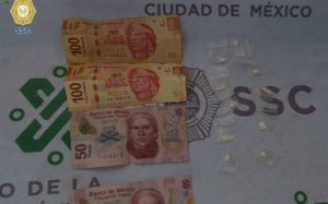 Dos jóvenes son detenidos con droga y dinero en efectivo, señalados de pertenecer a grupo delictivo en la Álvaro Obregón