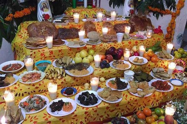 De los tamales al mole: Los ocho platillos más repetidos en los altares