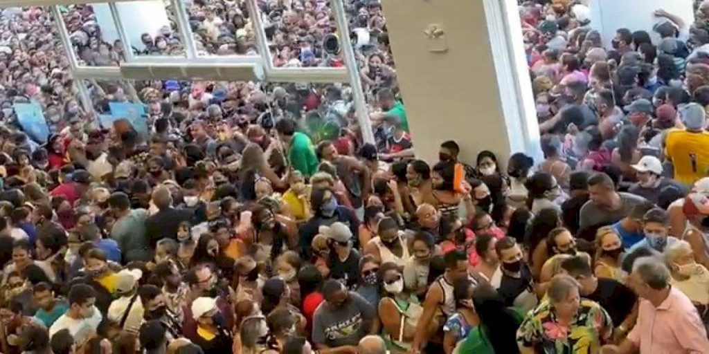 En Brasil realizan multitudinaria apertura de tienda, en plena pandemia #VIDEO