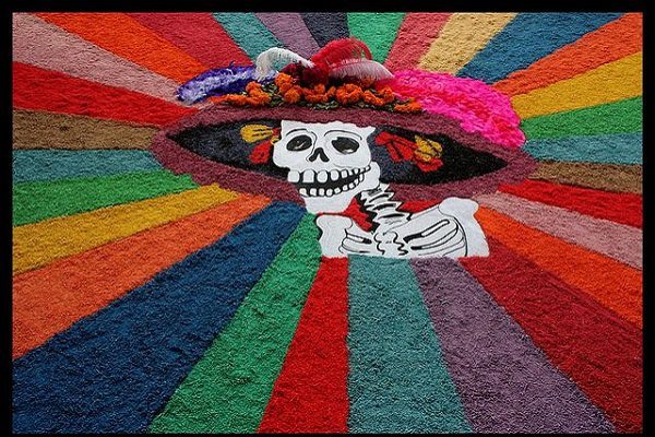 Así son los coloridos tapetes para los muertos