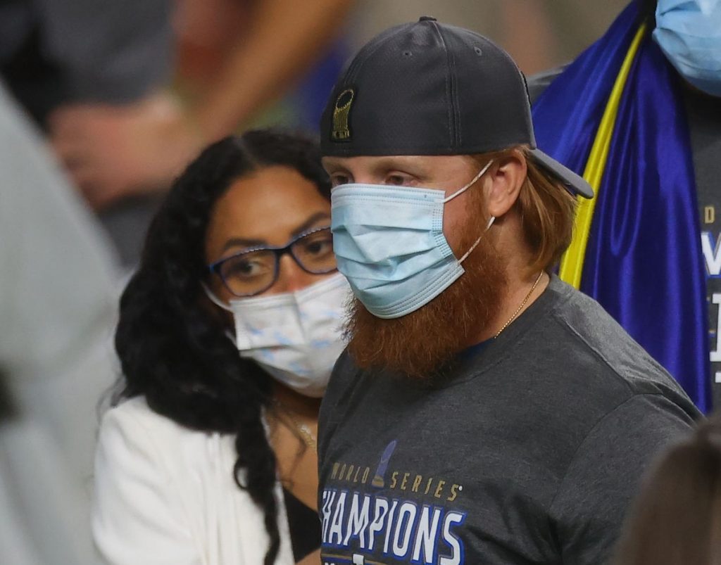 La MBL abre investigación contra Justin Turner por festejar con su equipo, pese a tener COVID-19