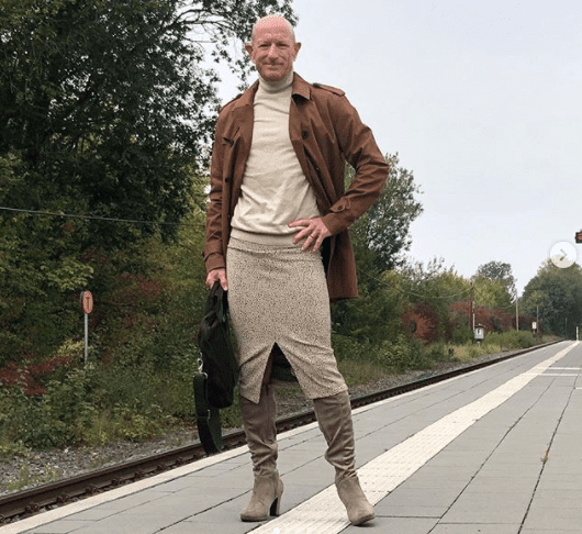 Para erradicar estereotipos de género, estadounidense usa tacones y faldas #VIDEO