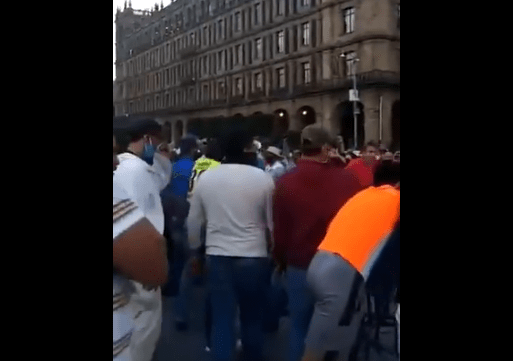 Miembros de FRENAAA en el Zócalo chocan amloistas #VIDEO