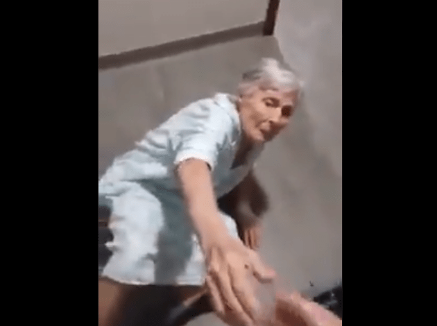 Indigna #VIDEO de vejación hacia una ancianita por parte de cuidadora en un geriátrico