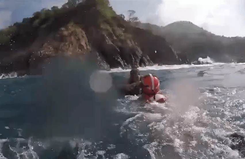Rescatan a abuelito que cayó de un acantilado en Acapulco mientras recolectaba algas #VIDEO