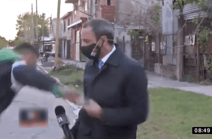 Hasta aquí mi reporte… A reportero le roban el celular mientras hacía un enlace  #VIDEO