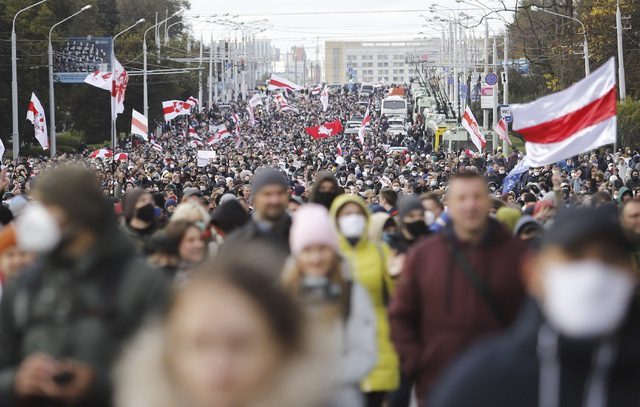 Un centenar de detenidos en nueva manifestación contra el presidente de Bielorrusia
