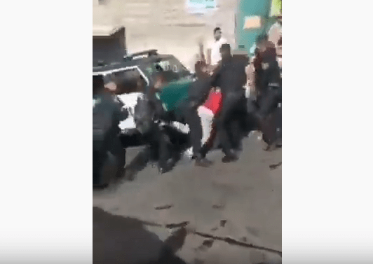 Vecinos de Cuautepec enfrentan a policías para liberar a un detenido #VIDEO