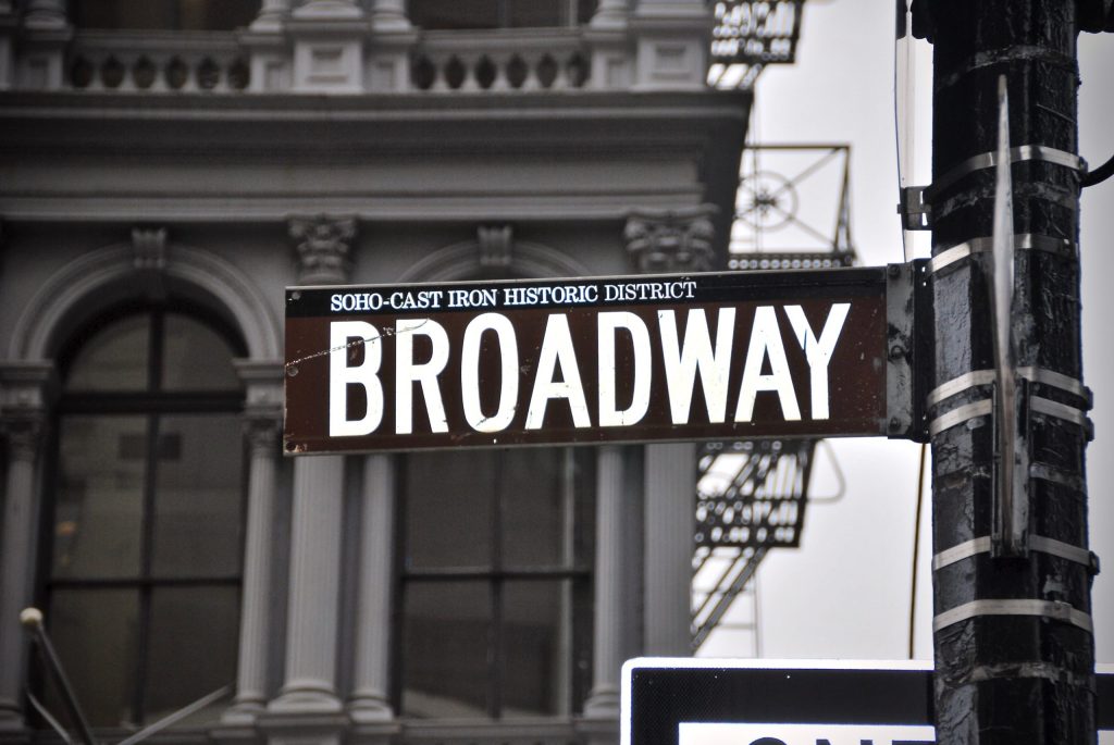 Hasta mayo de 2021 seguirán cerrados teatros en Broadway