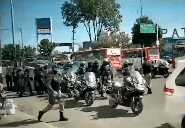 Batalla campal entre policías y comerciantes afuera de la terminal de autobuses de Toluca #VIDEO