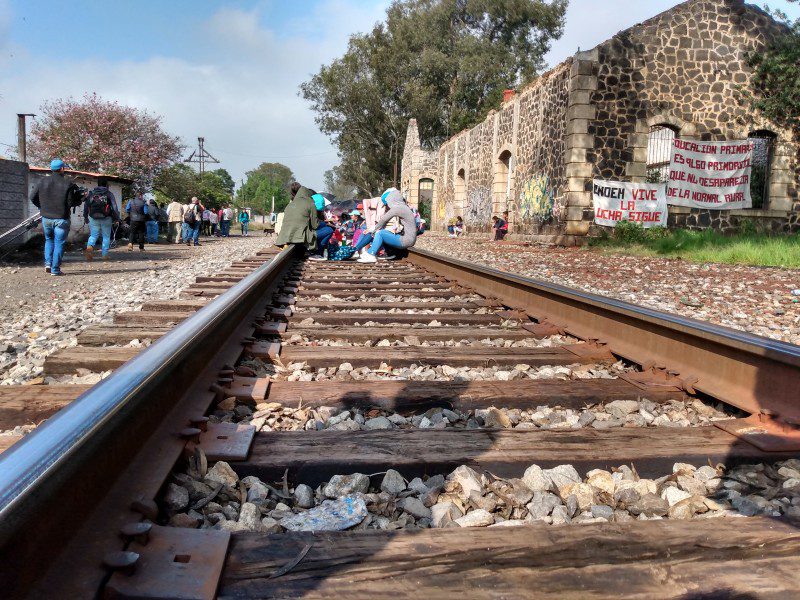 Siete normalistas de Michoacán son sentenciados a quince meses de cárcel por ataque a vías de comunicación