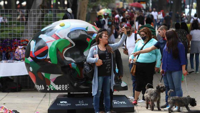 Gobierno de la CDMX retira a vendedores ambulantes en Paseo de la Reforma