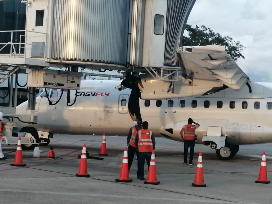 Avión choca contra la pasarela de embarque en un aeropuerto de Colombia #VIDEO