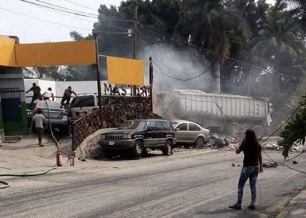 Tráiler se queda sin frenos y arrolla dos mujeres #VIDEO