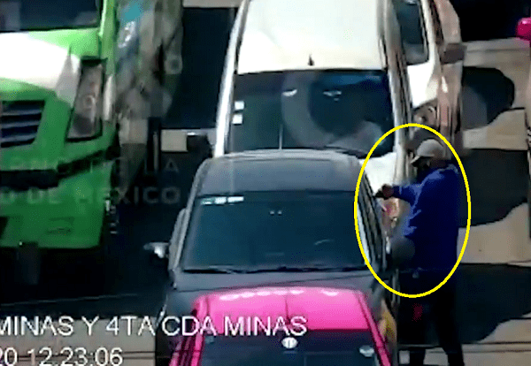 Detienen en flagrancia a ladrón de automovilistas en la Álvaro Obregón #VIDEO