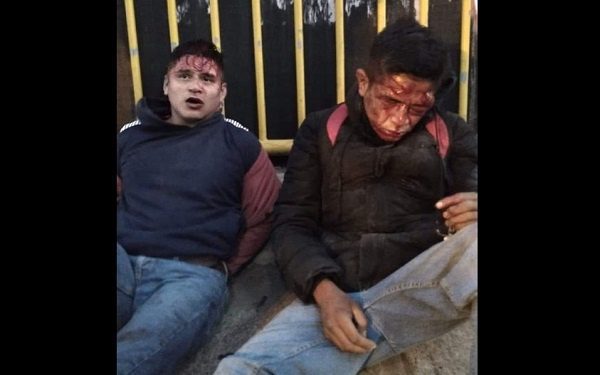 Por amenazar a adulto de la tercera edad, ladrones son golpeados por pasajeros