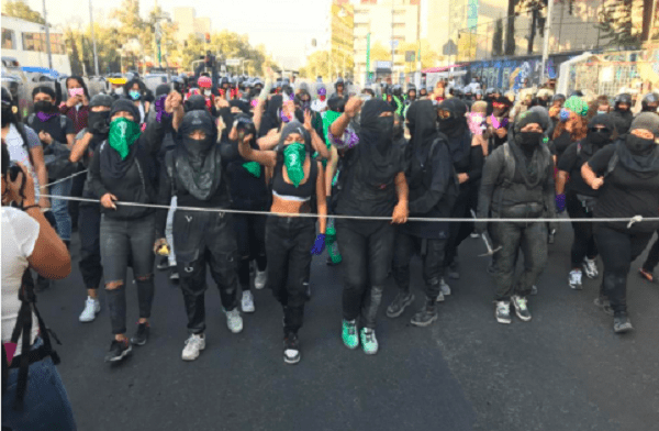 Policía de la CDMX vuelve a encapsular a manifestantes feministas para frenar destrozos