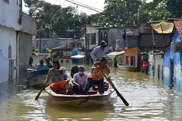 Tunden a titular de Conagua por decir "hay que aprender a vivir con lo que hay" a pobladores de Tabasco