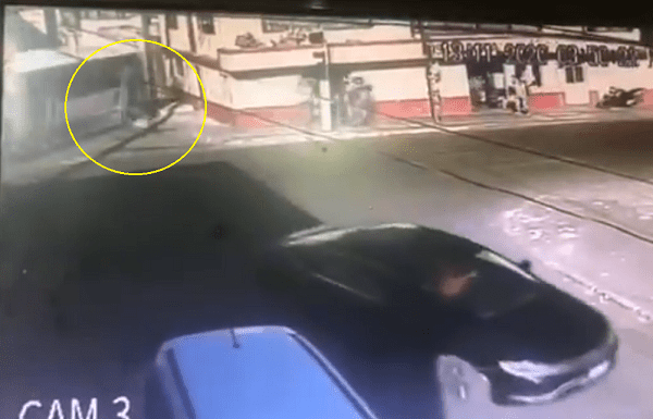 Camión de pasajeros choca y pasajero sale proyectado #VIDEO