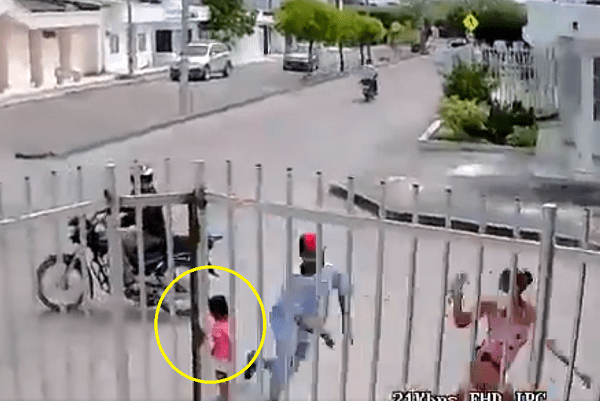 Joven se olvida de su hija por defender su celular de robo #VIDEO