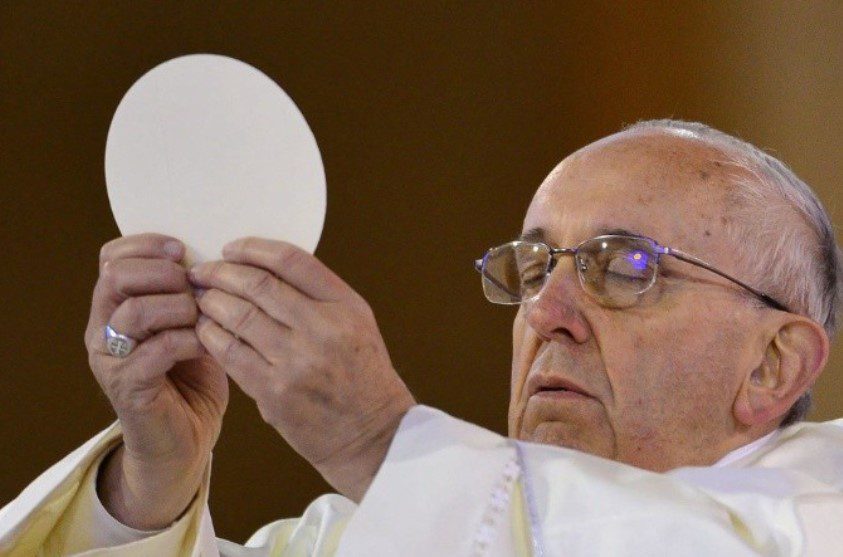 ¿El papa Francisco le dio "me gusta" a foto picante de una modelo brasileña?