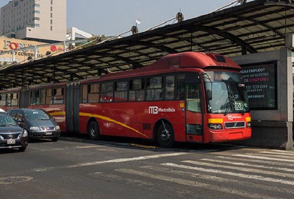 Niño se queda dormido en Metrobús y papá se olvida de él