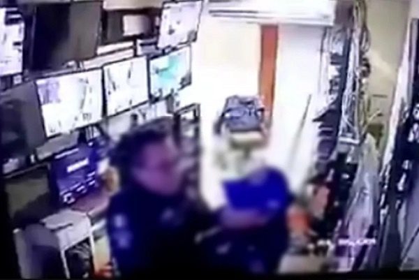 Dan de baja a "polis del amor" sorprendidos teniendo sexo en horario y lugar de trabajo