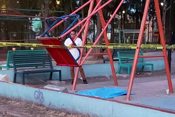 Fallece niño de 12 años al caer de un columpio