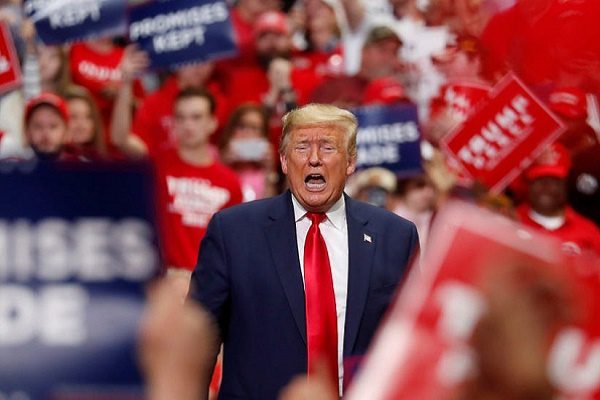 Trump tuitea por primera vez en español por el voto latino