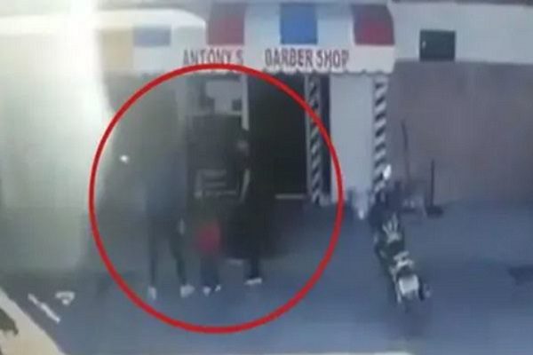 Lo asesinan frente a una barbería con niños presentes #VIDEO