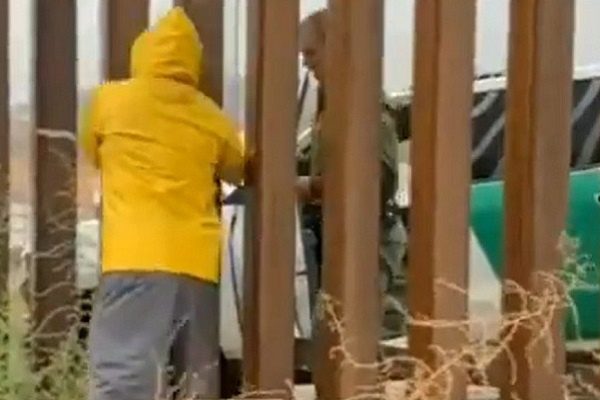 Captan en #VIDEO a agente comprando tamales en plena frontera