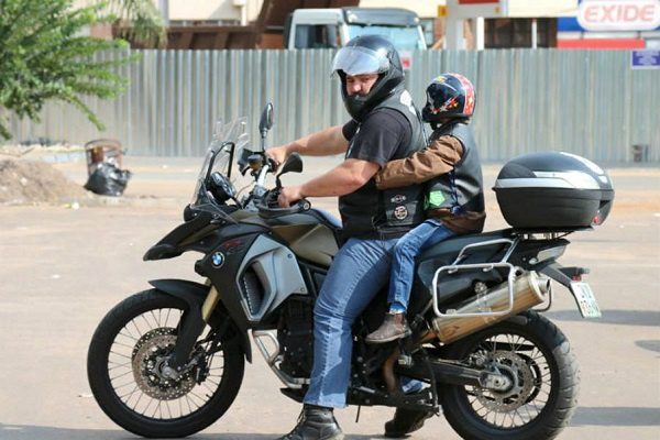 Guanajuato busca prohibir transportar niños en motocicletas