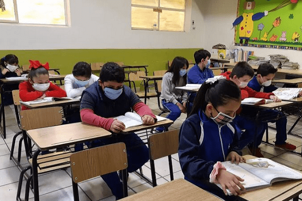 Estados evalúan un posible regreso a clases presenciales voluntario