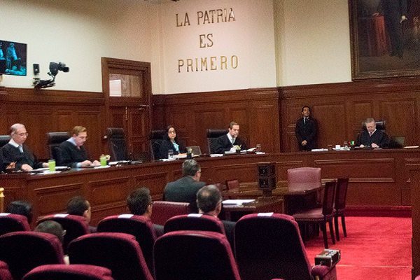 Amparan a dos personas para que reciban tratamiento contra VIH
