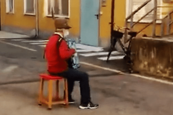 Abuelito de 80 años toca serenata a su esposa internada #VIDEO