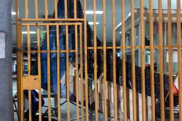 Encapuchados toman Prepa 7 de la UNAM