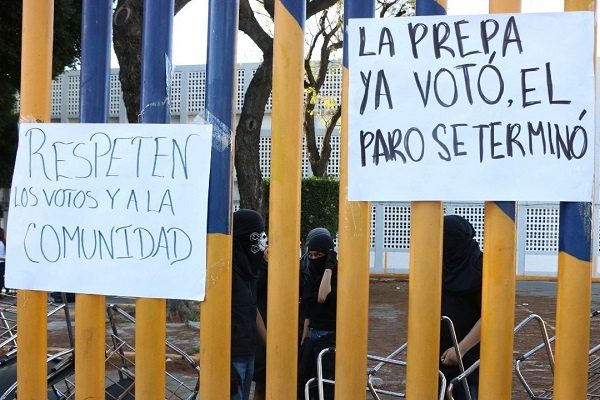 Encapuchados toman la Prepa 9 de la UNAM #VIDEO