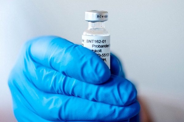 Cofundador de BionTech asegura que su vacuna terminará la pandemia