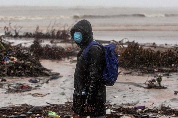 Huracán “Iota” baja a categoría 2, tras fuerte impacto #VIDEOS