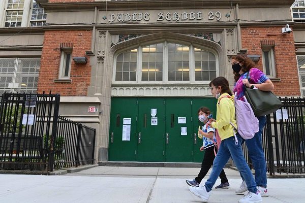 Nueva York vuelve a cerrar escuelas, ante repunte de contagios