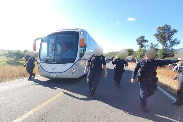 Detienen a 66 normalistas por ataque a caseta en Michoacán #VIDEO