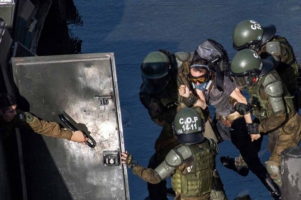 Jefe de la policía de Chile renuncia tras disparos a dos menores